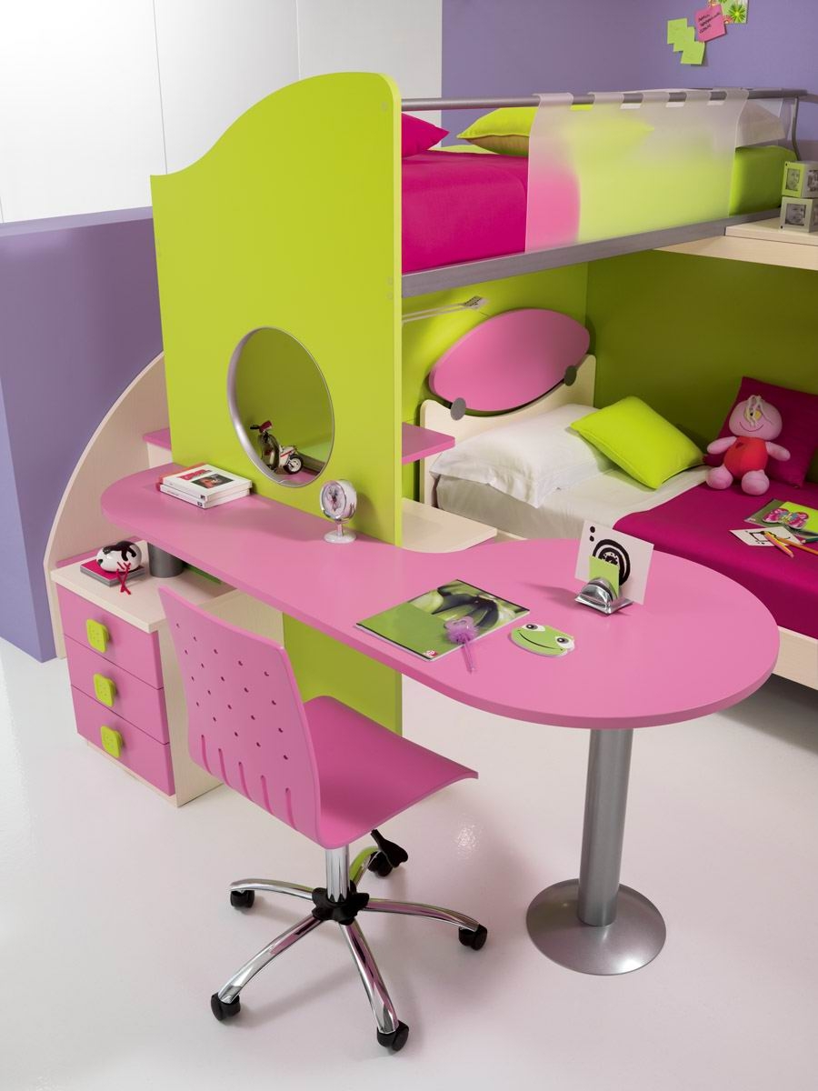 decija-soba-roza-radni sto