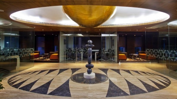 Marketing-lounge-An-eye-above-an-eye-below_-700x393