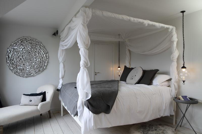 krevet sa baldahinom