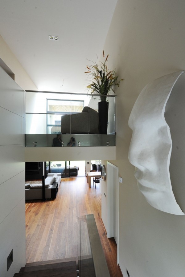 slovenia-ljubljana-house-view-of-white-mask