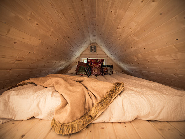 krevet u potkrovlju