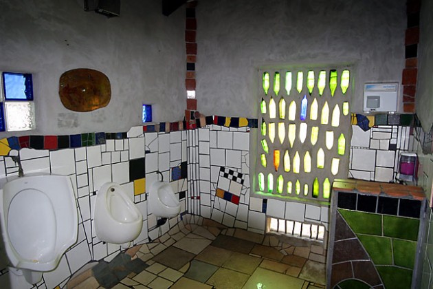 Hundertwasser_Toilet_Kawakawa_3