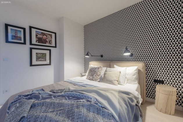 spavaca soba sa acrno belom tapetom