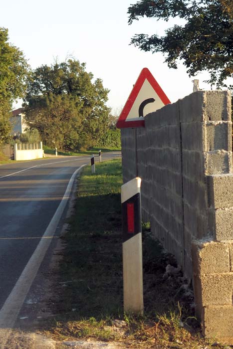 Pula, 03.11.2014 - Zazidan prometni znak na Prematurskoj cesti