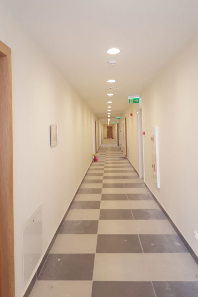 Hodnici su dugački i vizuelno neatraktivni