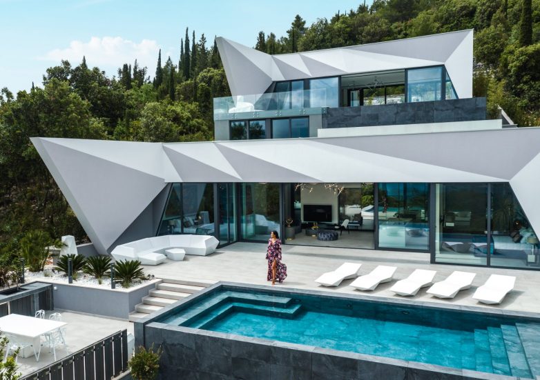 Diamond Villa ima skulpturalnu fasadu nalik na brušeni dijamant; Foto: Jeremy Austin