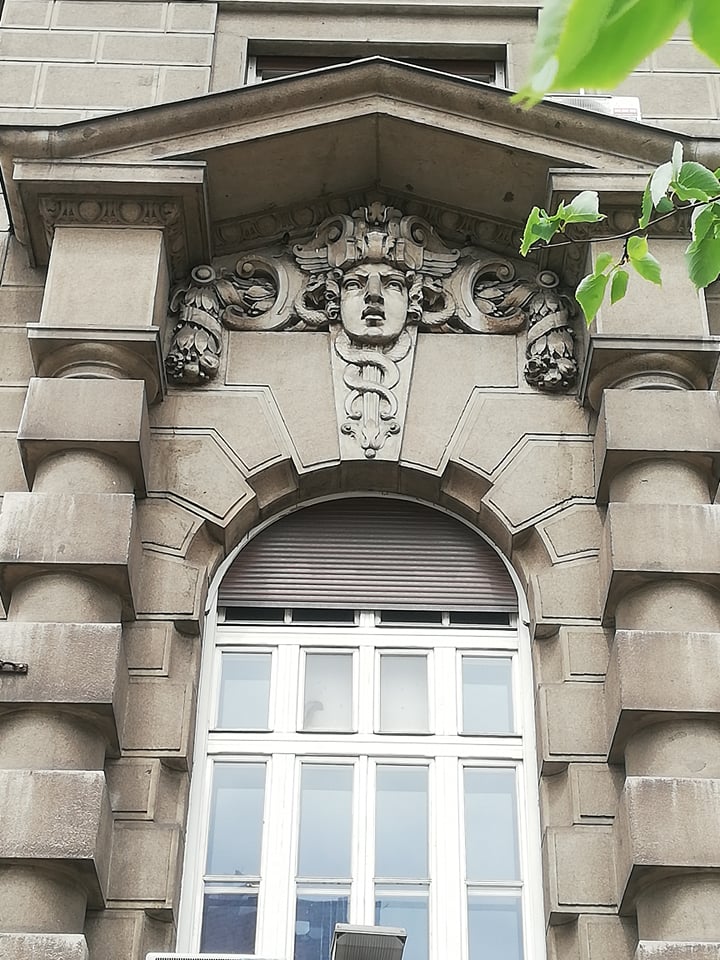 Bankarska arhitektura – Hermesova glava pod šlemom