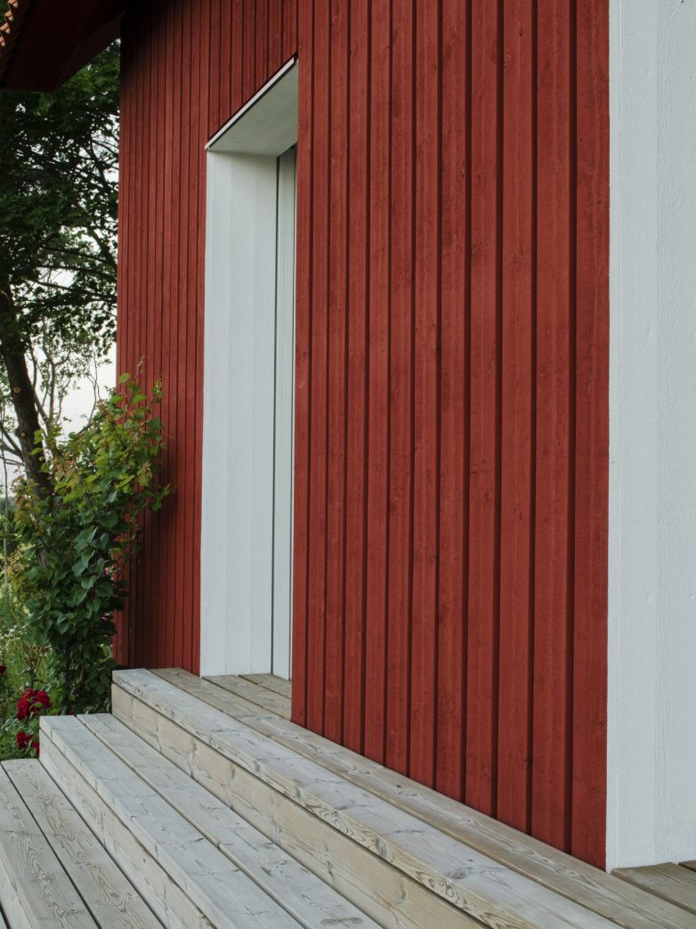 Crvena fasada i beli elementi; Foto: Mikael Olsson