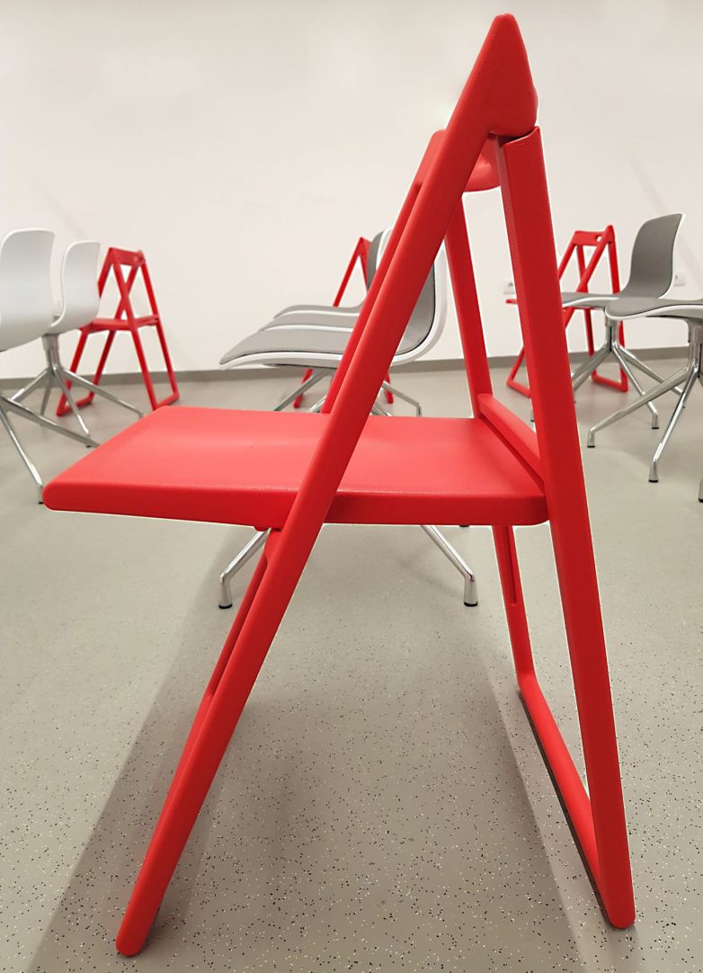 Sklopive crvene stolice u potpunosti menjaju neutralni ambijent; Foto: Arhitektura dizajn studio d.o.o.