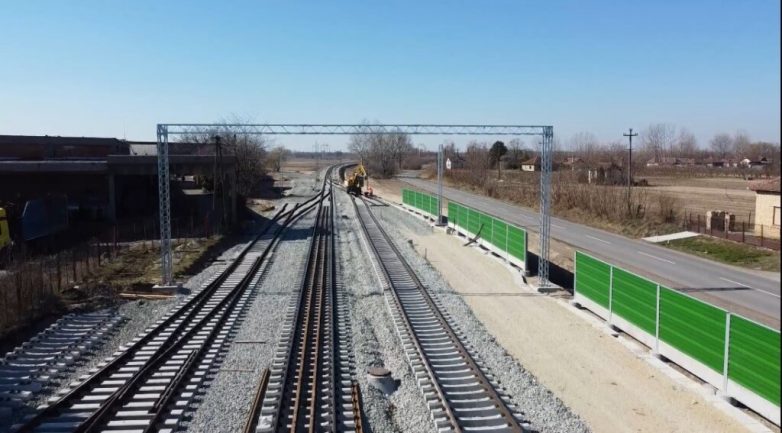 Do Horgoša su postavljeni i stubovi kontaktne mreže; Foto: Foto: Infrastruktura železnice Srbije