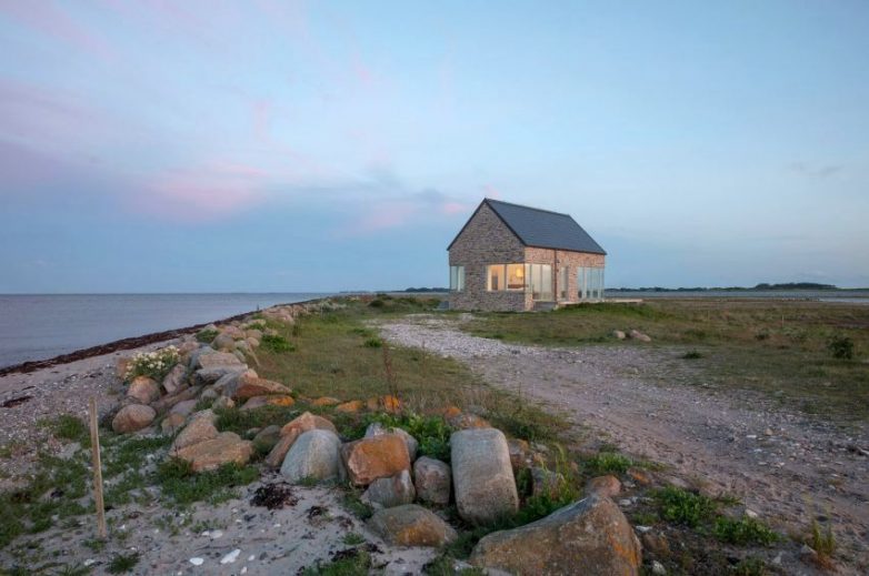 Kuća od 55 kvadrata obložena je kamenom; Foto: Niels Nigaard