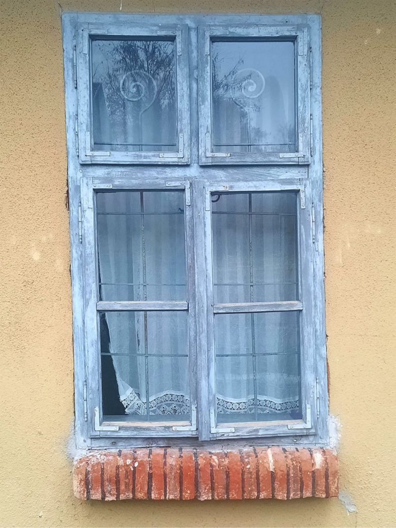 Fotografija 4 – Prozor kuće iz Parčina kod Aleksandrovca, građene 1936. godine; Foto: Milica Gočmanac