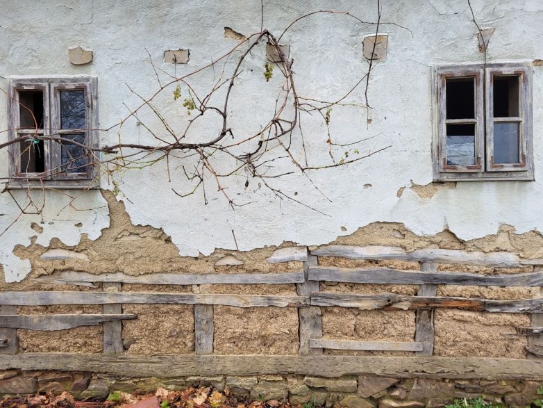 Fotografija 9 – Lepota kuće je nekada u njenoj jednostavnosti: detalj kuće iz sela Osreci na Kopaoniku, građene oko 1950. Godine; Foto: Ana Knežević
