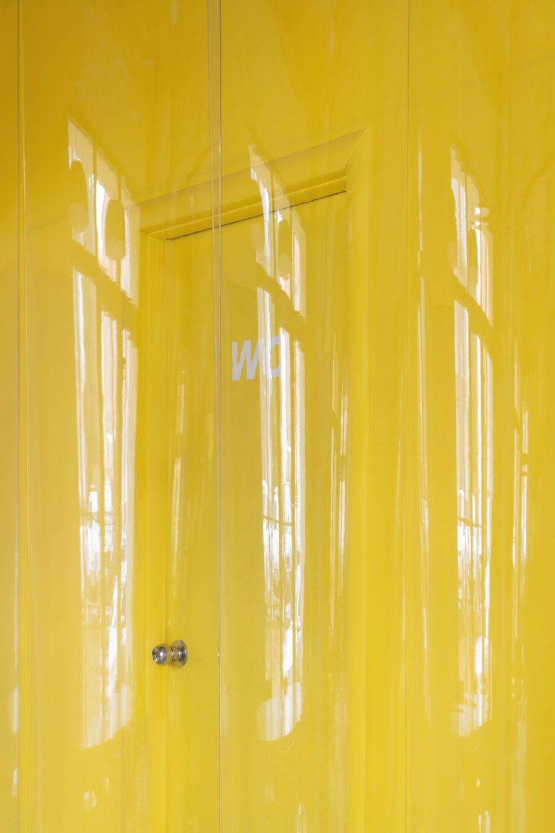 PVC-zavese odvajaju ulaz u WC od glavnog hola; Foto: Ilya Ivanov