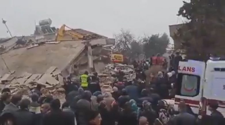 Slika 1:  Srušena gradska bolnica u turskom gradu Šanlıurfa; Izvor: twitter.com/sentdefender