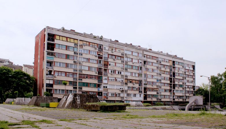 Stambeni blok u Bloku 2 (1970–1972) – Arh. Mihailo Mika Čanak; Foto: dr Goran V. Anđelković, u. d. i. a.