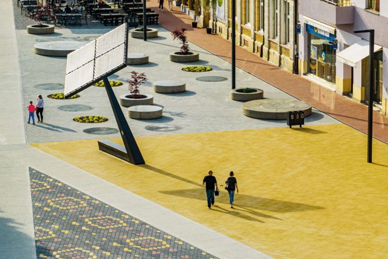 Glavni gradski trg postao je tranzitno mesto; Foto: Zoran Bakić