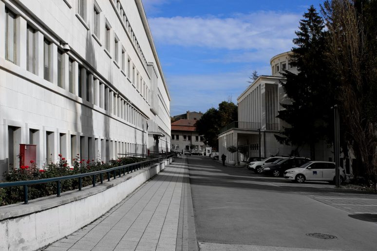 Zgrada nekadašnje Palate Dunavske banovine (1936–1939), detalj ulice između zgrade Banovine i Većnice sa Banskim dvorom; Arh. Dragiša Brašovan; Foto: dr Goran V. Anđelković, u. d. i. a.