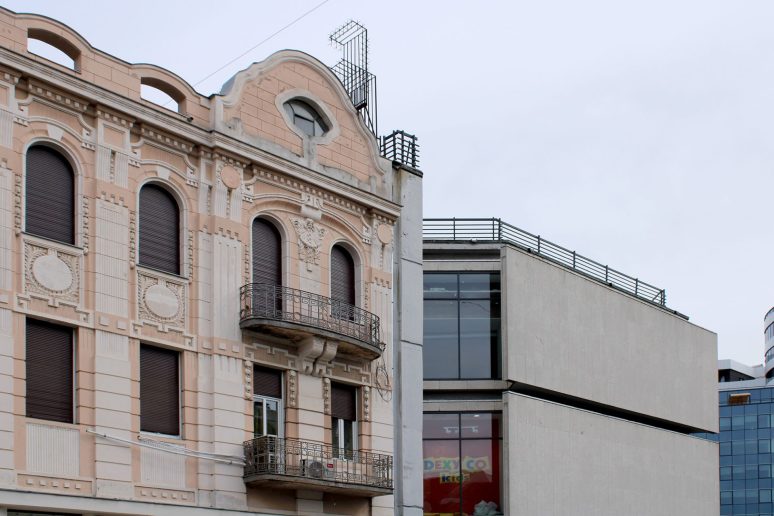 Nekadašnja robna kuća “Stoteks” (1968–1972), detalj spoja sa starim susednim zdanjem u Ulici kralja Aleksndra; Arh. Milan Mihelič; Foto: dr Goran V. Anđelković, u. d. i. a.