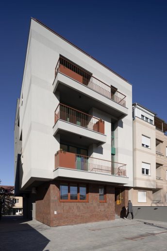 Ulaz u objekat odvojen je od kolskog prolaza: Foto: Mladen Jovanović