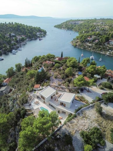 Dva volumena su postavljena na vrhu izuvijanog prizemlja; Foto: Luka Barković​