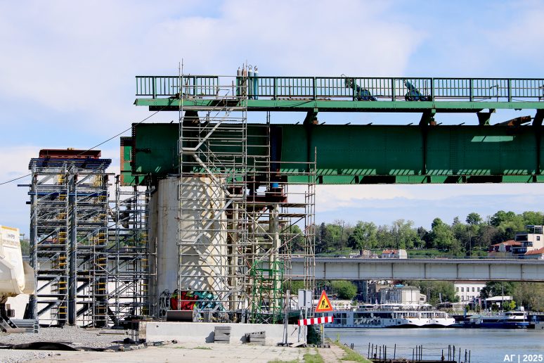 Stub »1« Starog savskog mosta sa uklonjenim čeličnim segmentom između betonskog oslonca i stuba »1« | Foto: dr Goran V. Anđelković