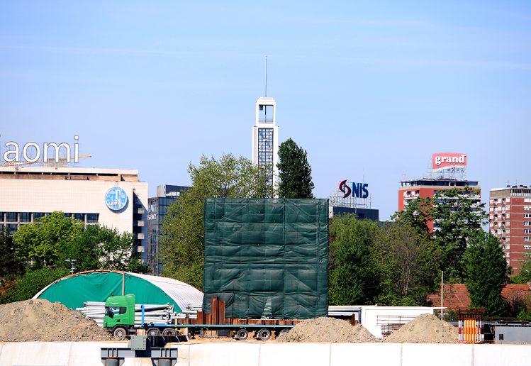 Spomenik žrtvama logora Sajmište pod kulisom i u novom okruženju gradilišnog platoa na Obali jasenovačkih žrtava | Foto: dr Goran V. Anđelković