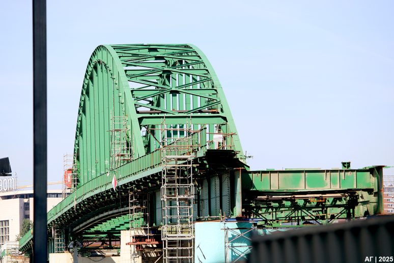 Stari savski most sa uklonjenim čeličnim segmentima između betonskog oslonca i stubova »5« i »6« | Foto: dr Goran V. Anđelković