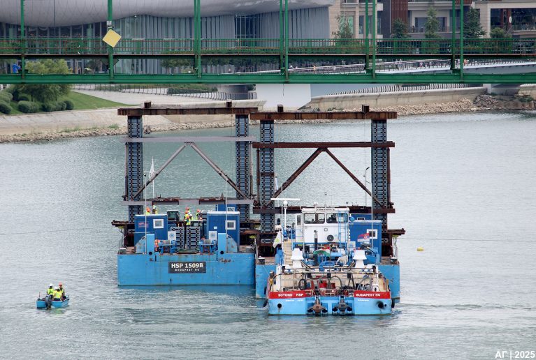 Hidraulički tornjevi na baržama prilikom pripreme demontaže zelenog luka Starog savskog mosta | Foto: dr Goran V. Anđelković