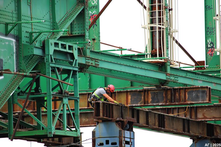 Radnik na hidrauličnom tornju tokom pripreme demontaže zelenog luka Starog savskog mosta | Foto: dr Goran V. Anđelković