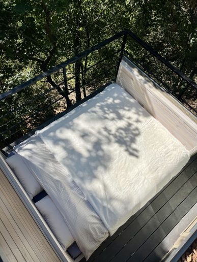 Krevet koji izlazi na terasu