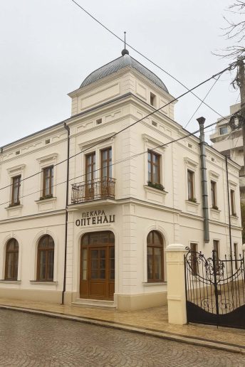 Stara, ranjena vila, nama poznata kao 