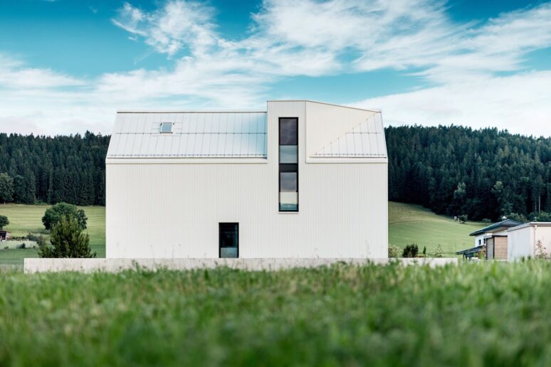 Porodična kuća One Shade of White u Austriji |  Foto: PREFA / Croce & Wir