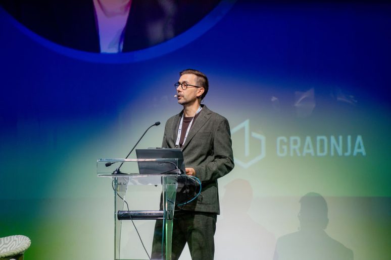 Igor Conić, urednik portala Gradnja, otvario je konfernciju BuildUp 2026; Foto: Jakov Simović